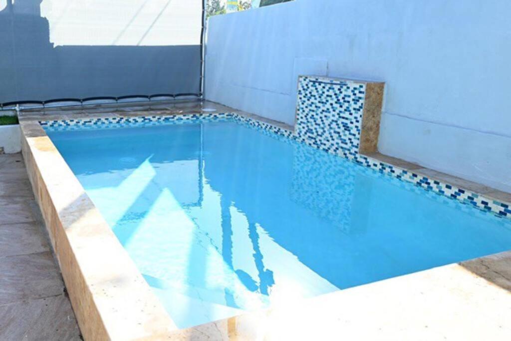 LoizaNEW Remodeled pool house 2 minutes from beach的一座蓝色的游泳池