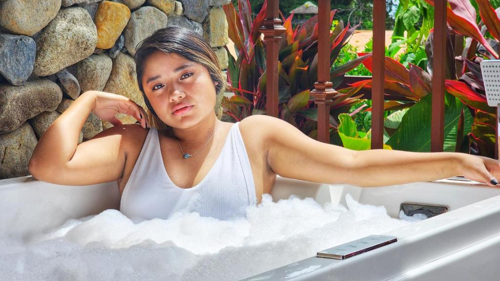 下博克特Rio Verde by Villa Alejandro的坐在有雪的浴缸中的女人