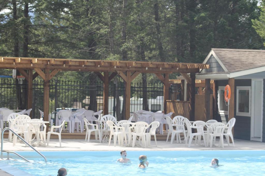 镭温泉RidgeView Resort的一群人在游泳池里
