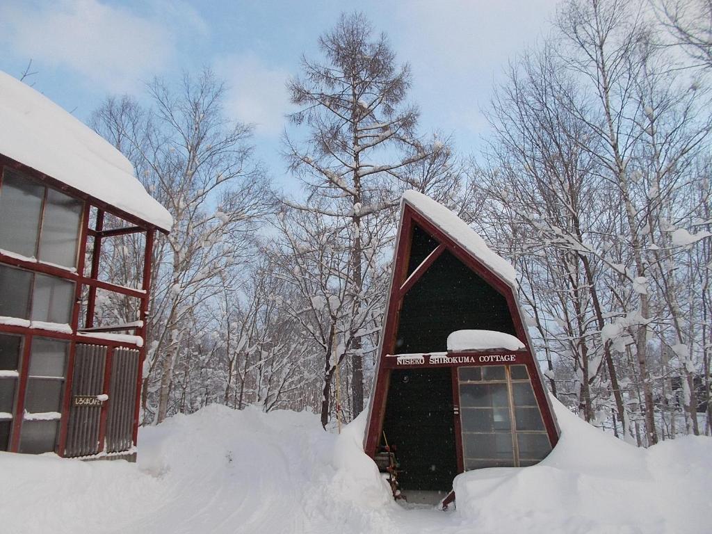 二世古二世古白熊山林小屋的建筑物旁的雪中遮盖的窗户