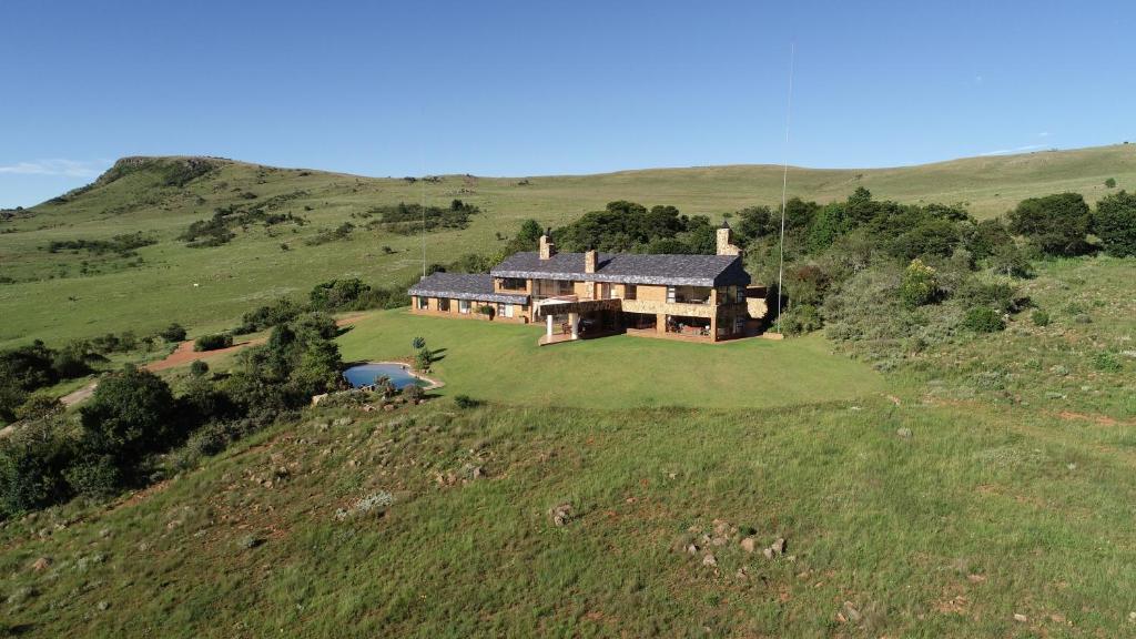 德尔斯特鲁姆Amberley Mountain Reserve的山丘上大房子的空中景色