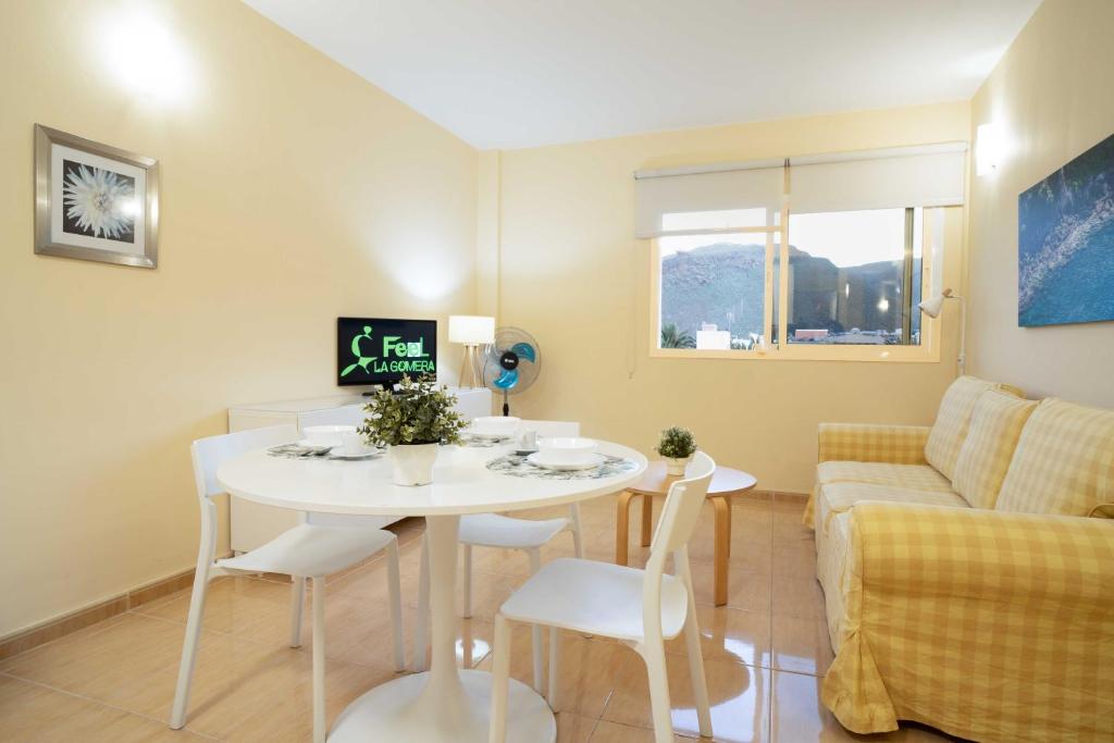 戈梅拉岛圣塞瓦斯蒂安Miramar 3的一间小客厅,配有白色的桌子和椅子