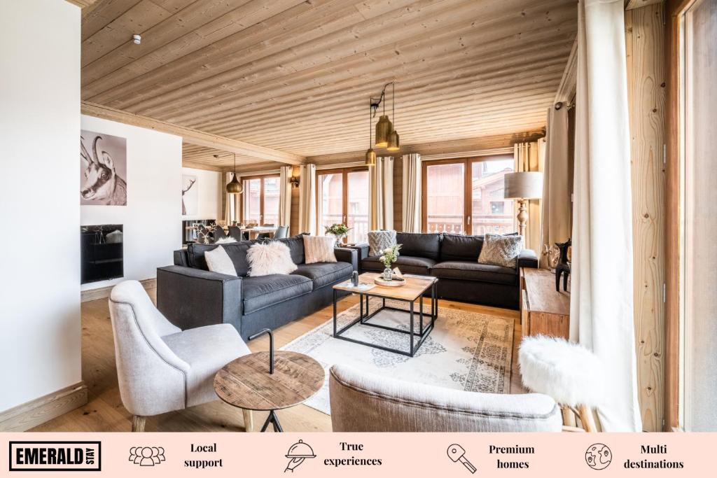 谷雪维尔Apartment Cervino Monriond Courchevel - by EMERALD STAY的客厅配有沙发和桌子