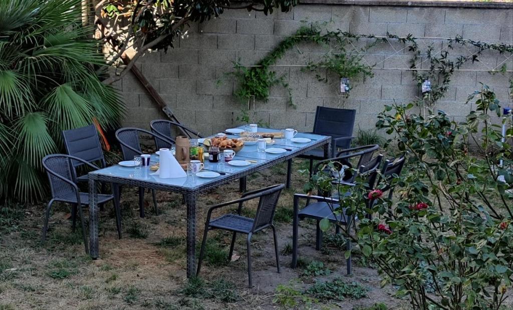 里摩日Le sas de Fanny - chambres d'hôtes的一张蓝色桌子,上面有椅子和食物