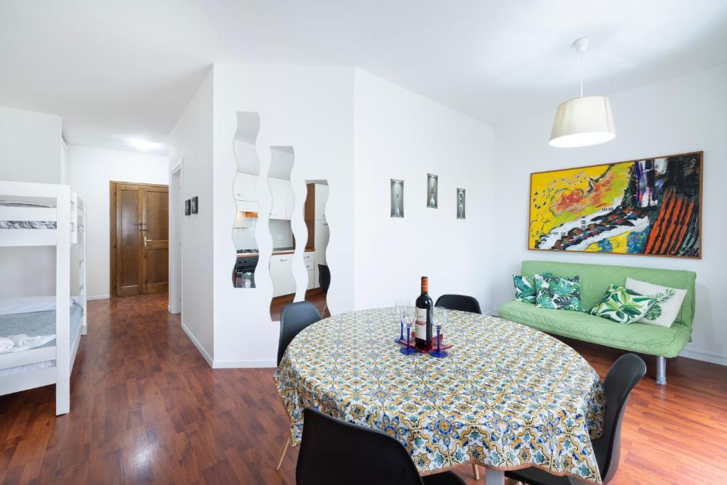 里乔内We Home - RICCIONE LOFT Altavilla的客厅配有桌子和沙发