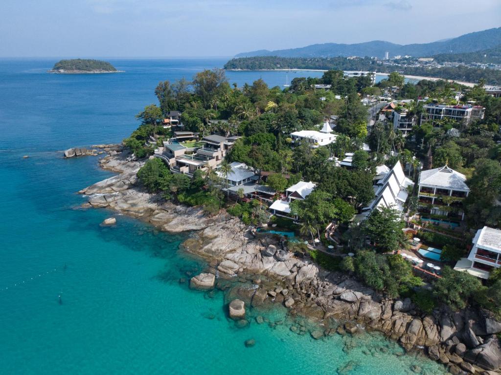 卡塔海滩Mom Tri's Villa Royale - SHA Plus的水面上岩石岛上的度假村的空中景观