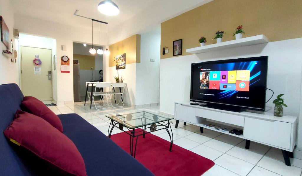 吉隆坡Apartment Next to Axiata Arena, Stadium Bukit Jalil的带沙发和平面电视的客厅