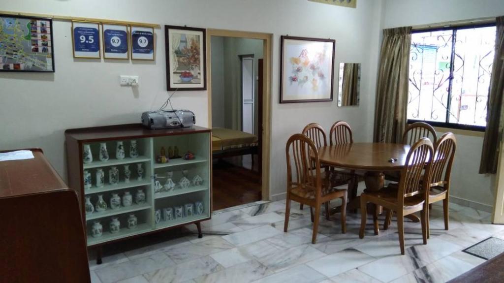 马六甲韦恩班达亚卡巴酒店的一间带桌子和桌椅的用餐室