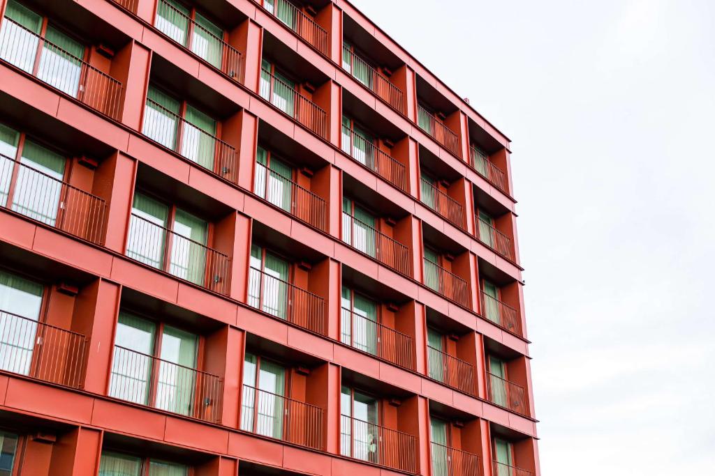 乌普兰斯韦斯比Ten Hotel BW Signature Collection的一面有窗户的红色建筑