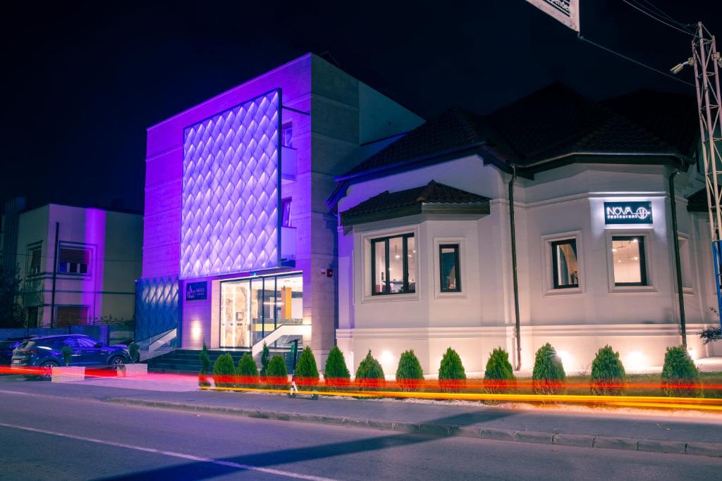 阿尔巴尤利亚Hotel Aura Unirii的紫色点亮的建筑