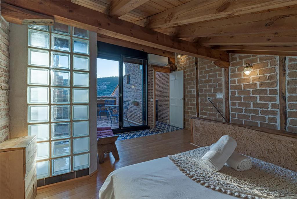 UtandeCasa la nuri的一间卧室设有一张床和一个大窗户