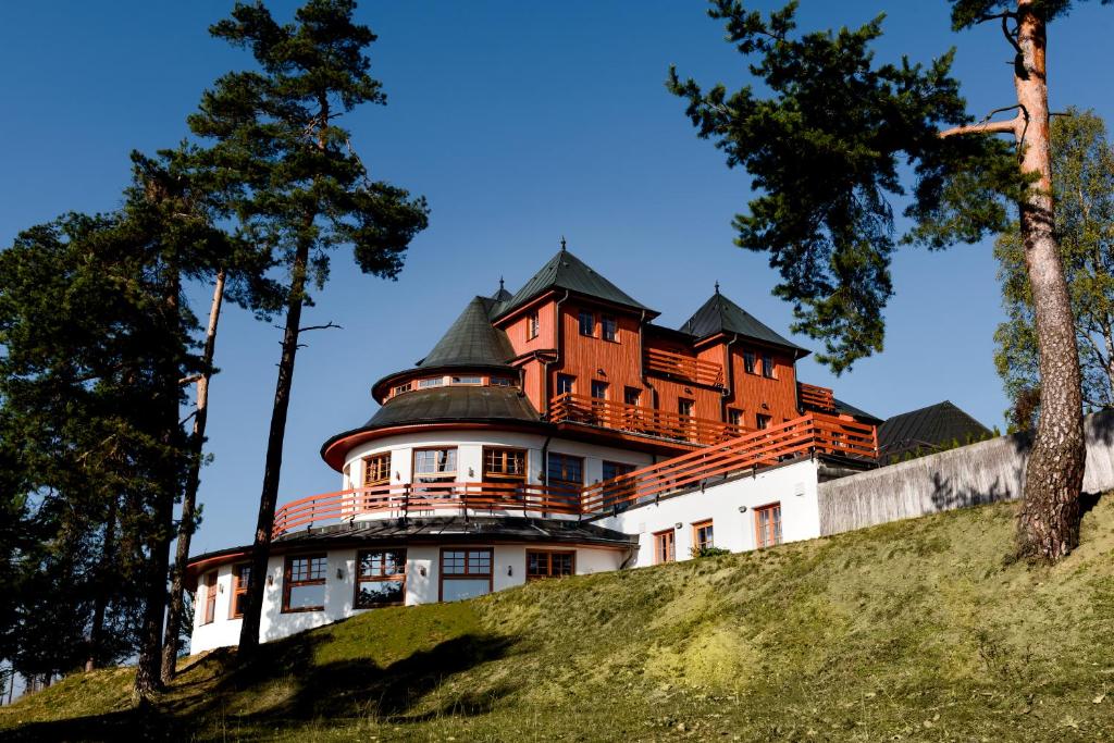 卡罗维发利Hotel Vítkova Hora - Veitsberg的山顶上的大房子