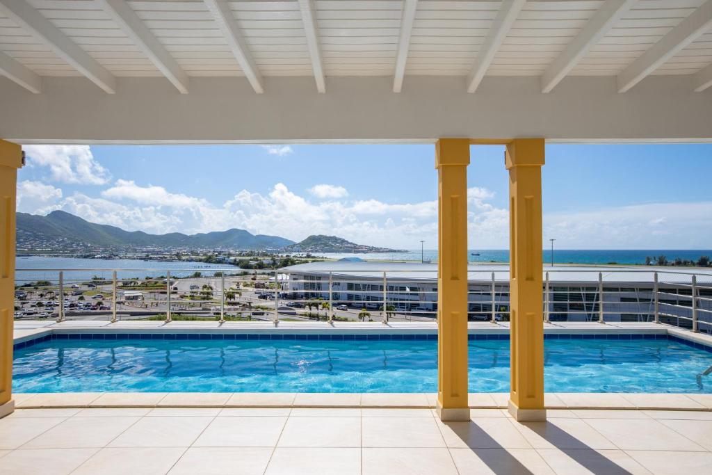 马霍礁Reflection Y 5 Star Villa的从酒店阳台可欣赏到游泳池的景色