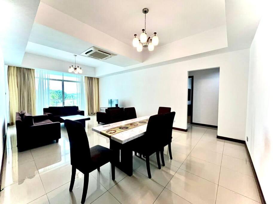 米里Bay Resort Condominium 3-bedrooms with Swimming Pool near the Seaside的用餐室以及带桌椅的起居室。