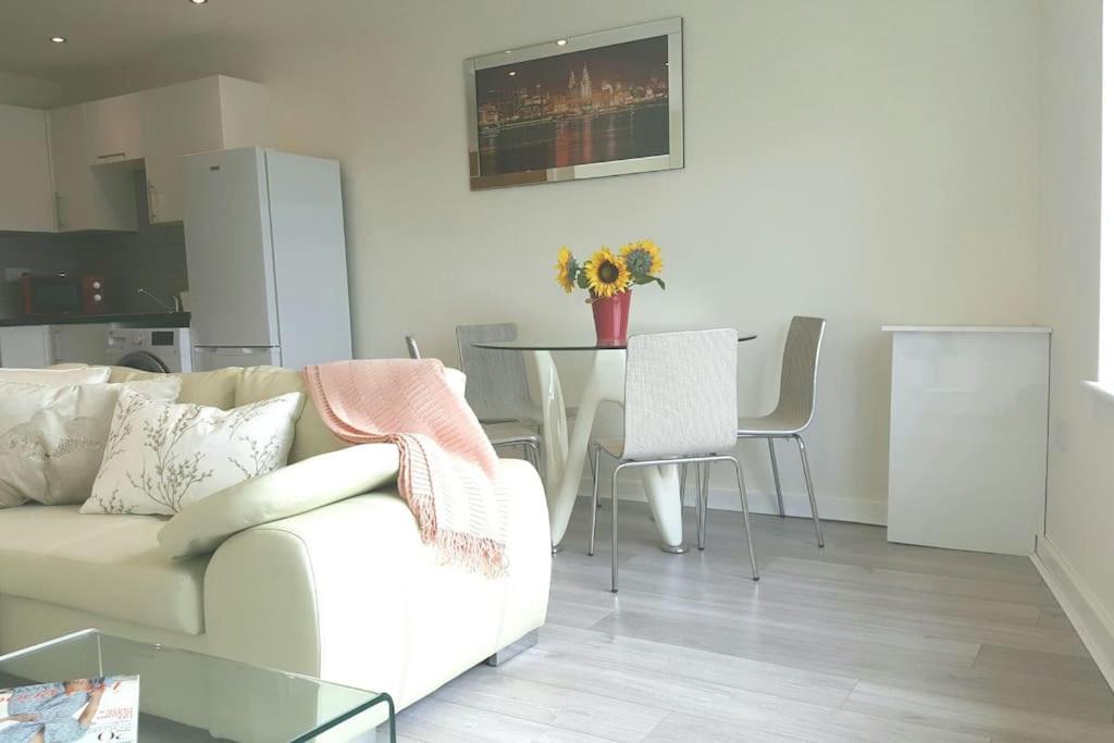 利物浦Large 6 bedroom duplex - perfect for large family的客厅配有沙发和桌椅