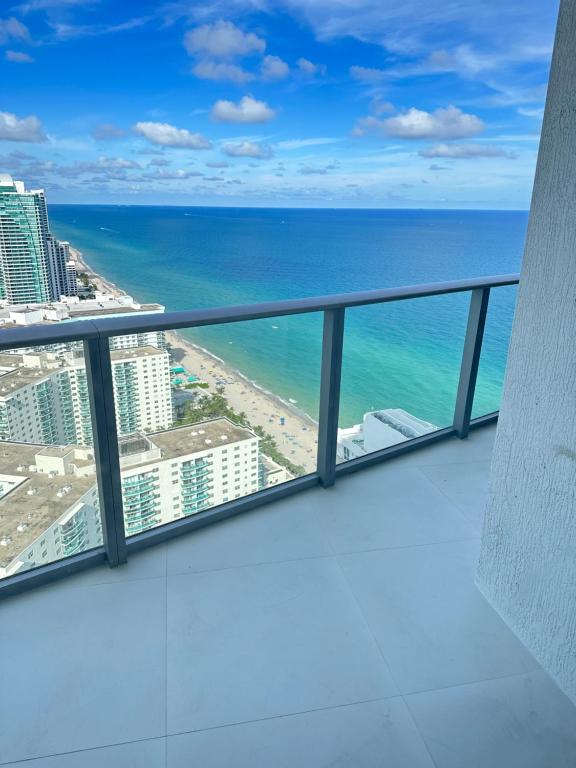 好莱坞Hyde Resort Oceanview Luxurious 2-Bedroom PH 6Pax的俯瞰大海的公寓的阳台