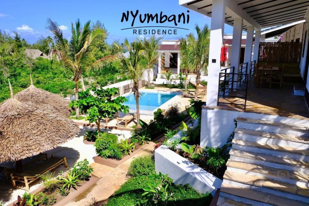 江比阿Nyumbani Residence Apartments的享有带游泳池的度假村景致