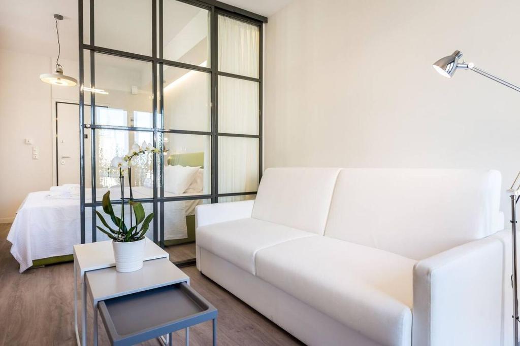 雅典Emilie in Athens - Central chic flat with terrace Syntagma E1的客厅配有白色的沙发和桌子
