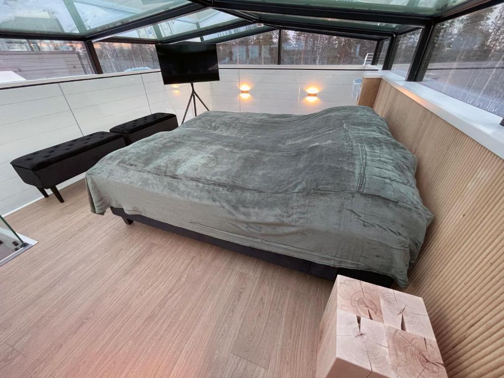 锡尔卡Arctic Iglu Levi的一间设有床铺的卧室,位于带窗户的房间内