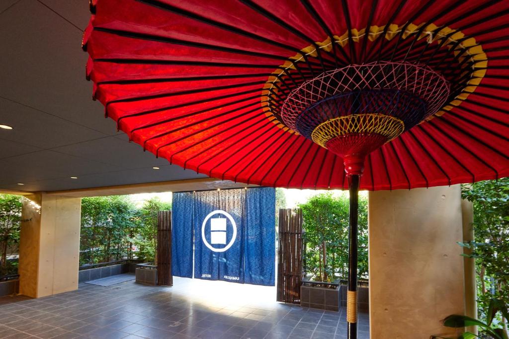 镰仓市KAMAKURA Hotel的挂在建筑物天花板上的红伞