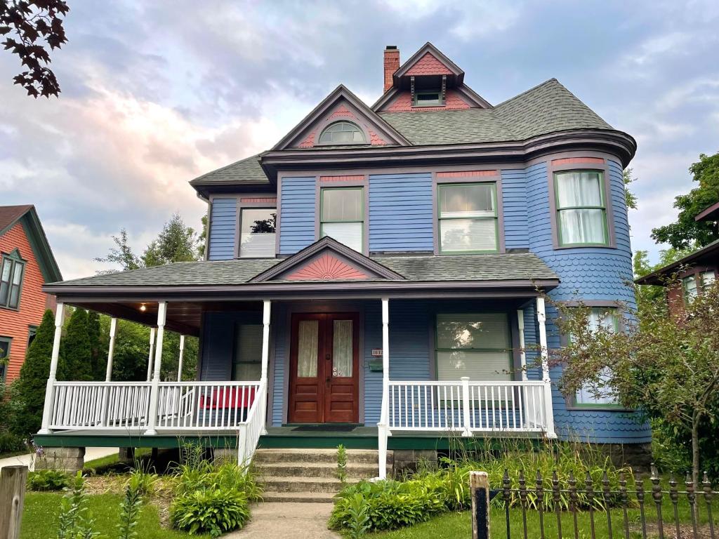 南本德Art and Lodging的蓝色的房子,有红色的门