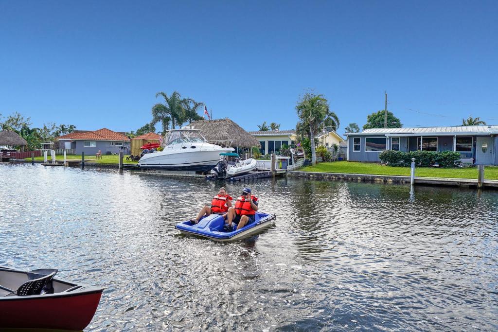 达尼亚滩Dania Beach Waterfront,near Hollywood & Fll的两个人在运河里木筏上骑着