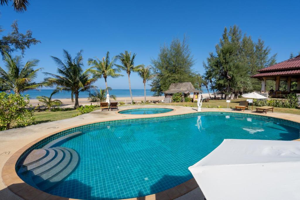 高兰Gooddays Lanta Beach Resort SHA的享有海滩景致的游泳池