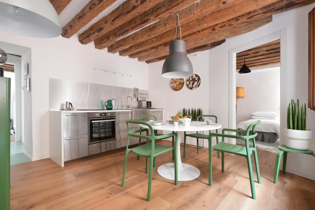 威尼斯Venice Parsley的厨房配有桌子和绿色椅子