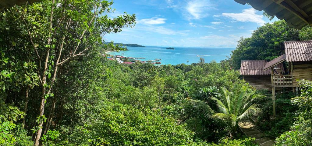 西哈努克Sweet jungle sea view bungalows的度假村的海景