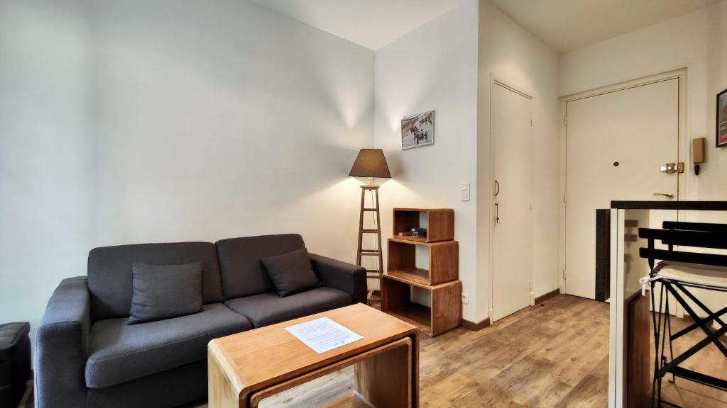 尼斯Appartement maison Jeanne by Booking Guys的客厅配有沙发和桌子