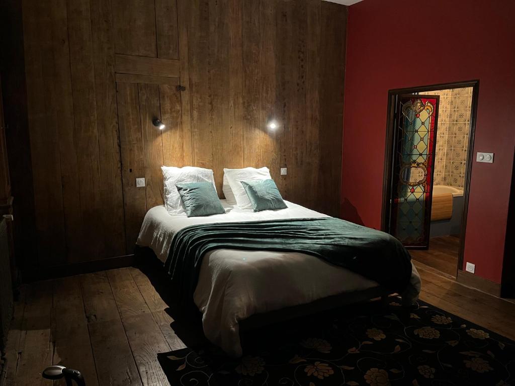 富热尔Mercier de Montigny - Les Chambres du Beffroi - SPA et Massage的一间卧室设有一张床和一个彩色玻璃窗