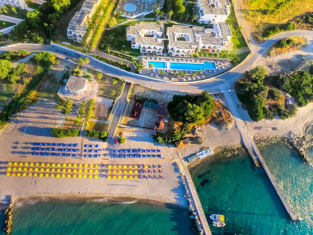 卡尔扎迈纳Porto Bello Beach Hotel的海滩上的度假村的空中景致