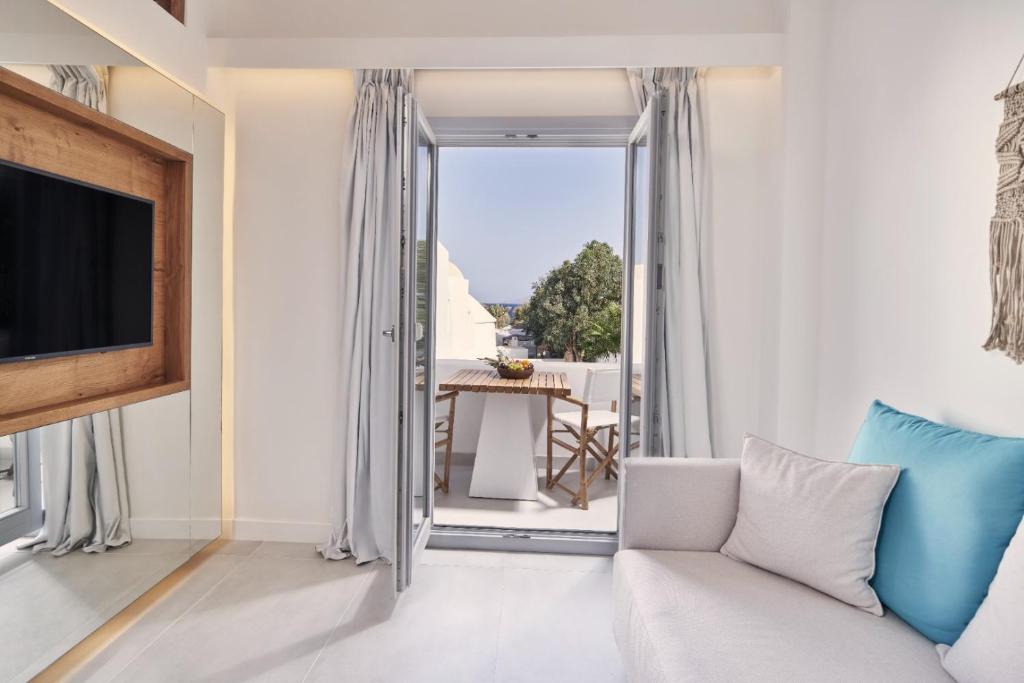 卡马利Nikki Beach Resort & Spa Santorini的带沙发和电视的客厅