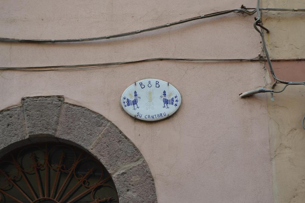 Villanova MonteleoneSu Cantaru Guesthouse的建筑物一侧的标志