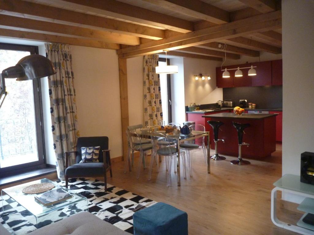 谷雪维尔Appartement Le Hibou的厨房以及带桌椅的用餐室。