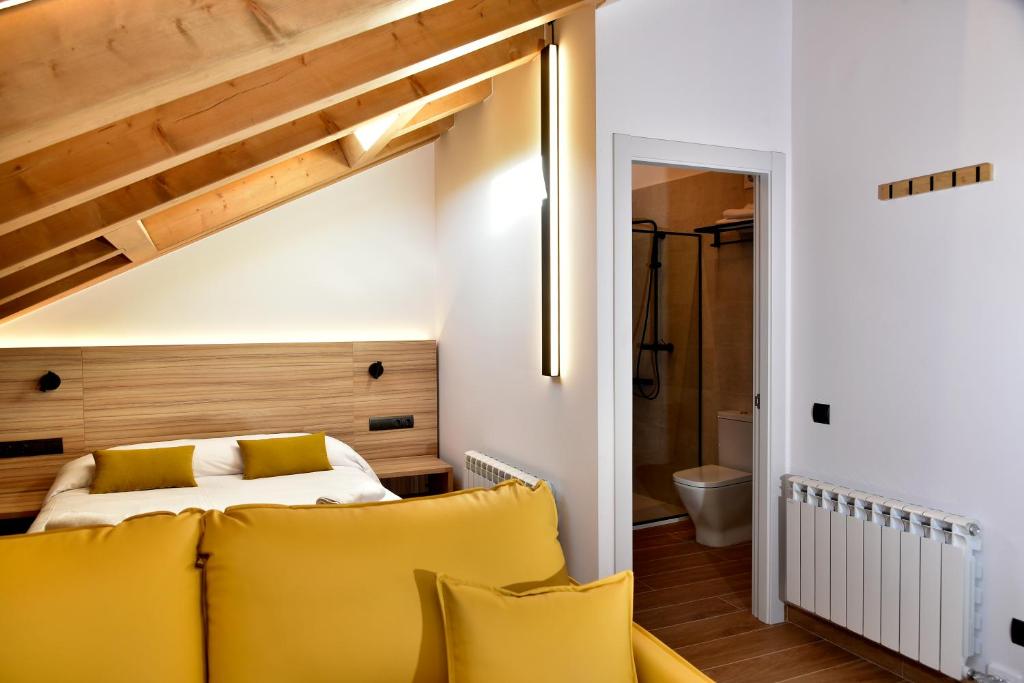 普奇塞达ELS 4 PICS的一间卧室配有床和黄色枕头