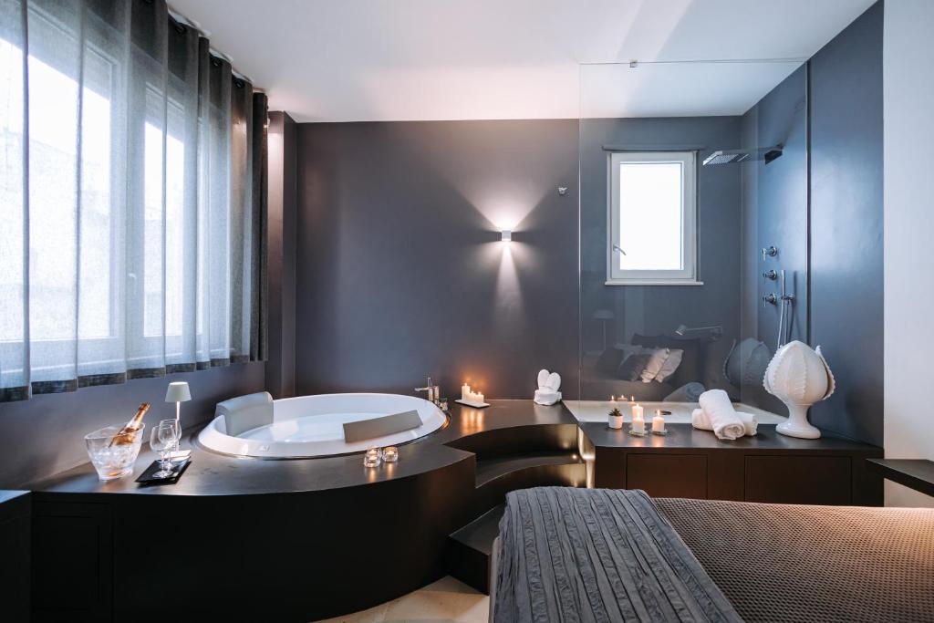 莫诺波利Suite1212 - Rattazzi的带浴缸和桌椅的浴室