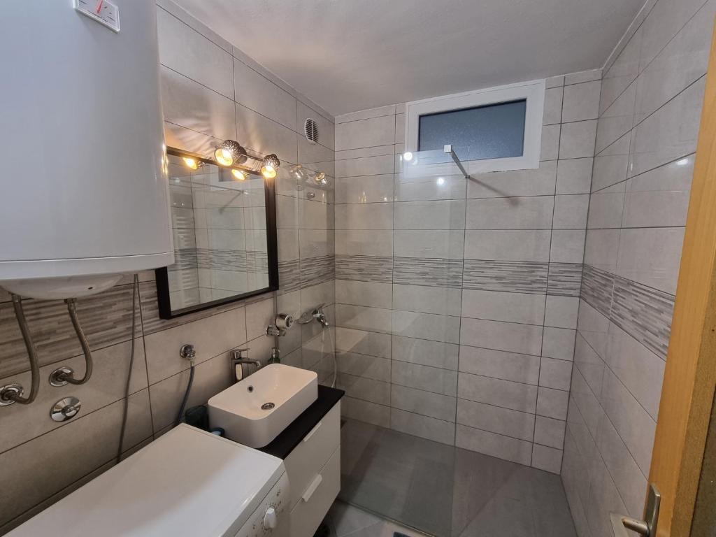 兹雷切Apartment Gulek的白色的浴室设有水槽和卫生间。