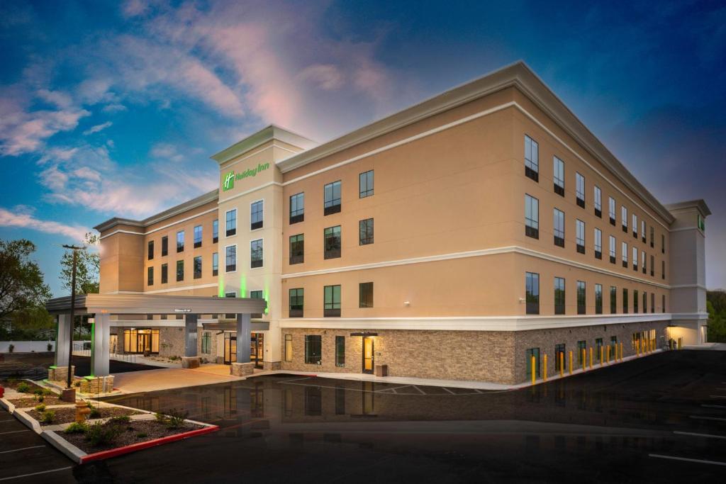 圣路易斯Holiday Inn St Louis - Creve Coeur的酒店前方的 ⁇ 染