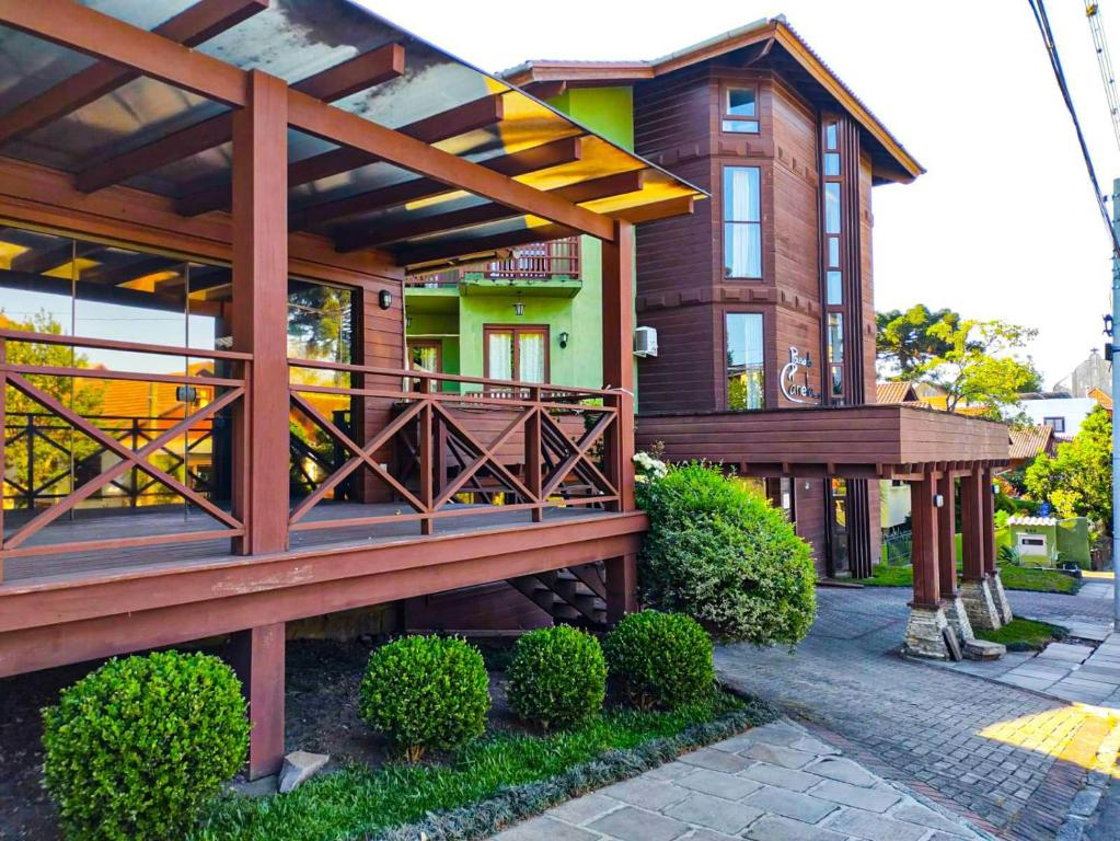 卡内拉Pousada Suíça的房屋设有木制甲板和阳台