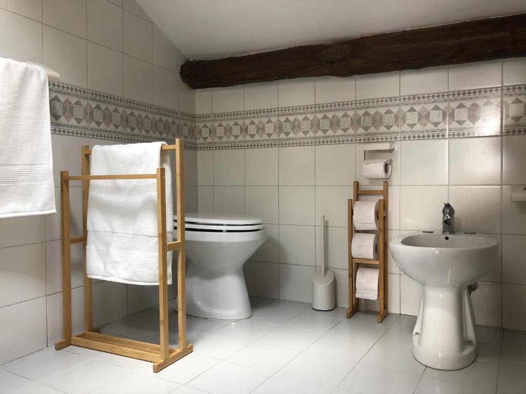 苏特里Verso Sud的一间带卫生间和水槽的浴室