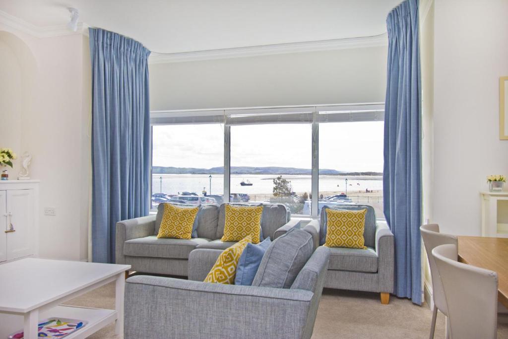 阿伯蒂费Beautiful Aberdovey Seafront Apartment 2的带沙发和大窗户的客厅