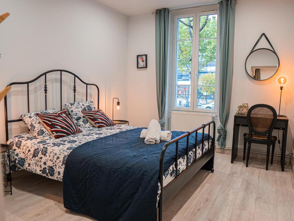克莱蒙费朗L'annexe Clermont Ferrand的一间卧室配有一张带蓝色棉被的床