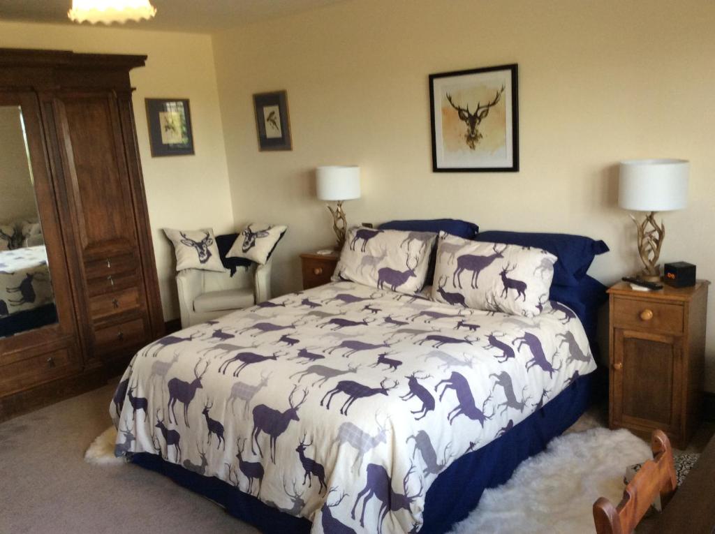 珀肖尔NIGHTINGALE B&B的一间卧室配有一张带蓝色和白色棉被的床