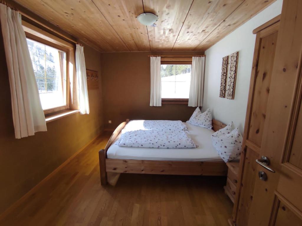 FleresFluenerhof的一间卧室设有一张床和两个窗户。