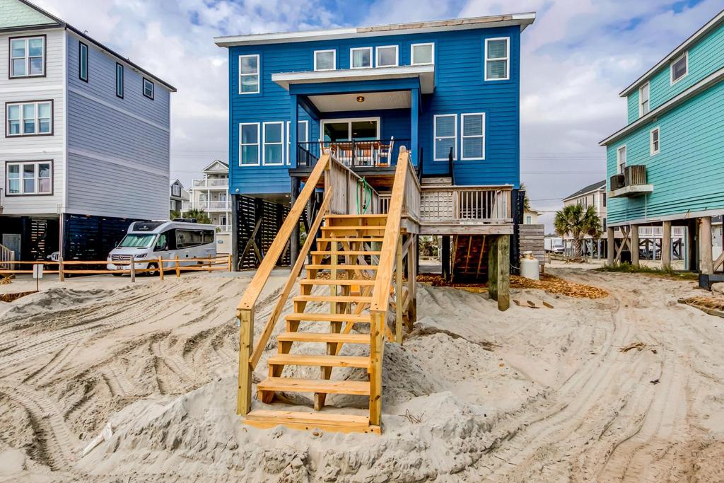 默特尔比奇Blue Wave的沙子上有楼梯的蓝色房子