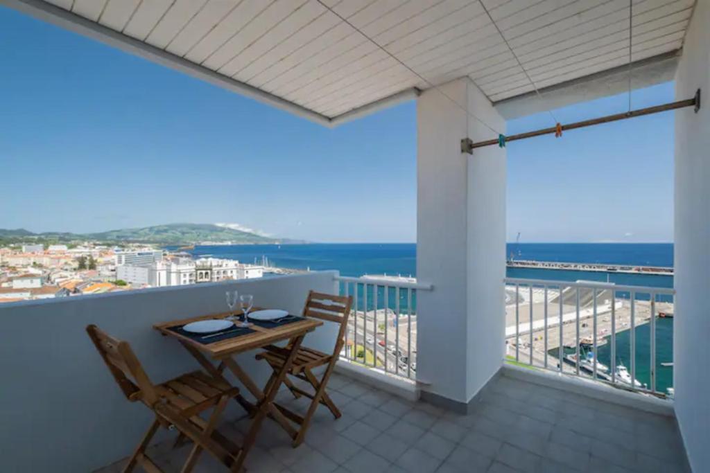 蓬塔德尔加达Paradise Stunning Views - Best Location on Island的一个带桌椅的海景阳台