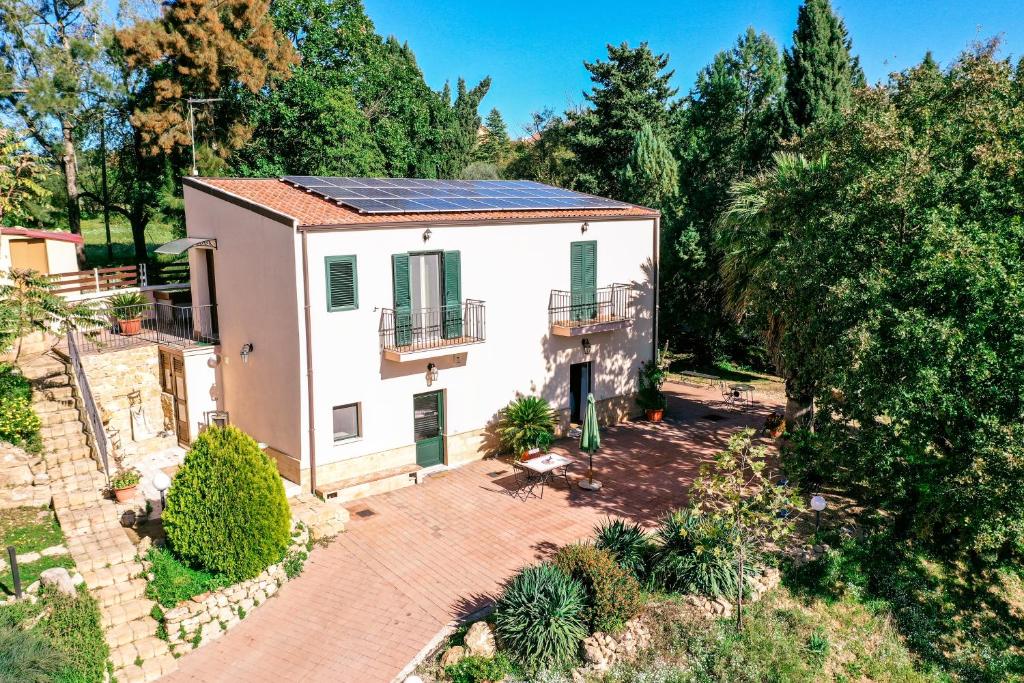 皮亚扎-阿尔梅里纳Dream House的享有带太阳能屋顶房屋的空中景致