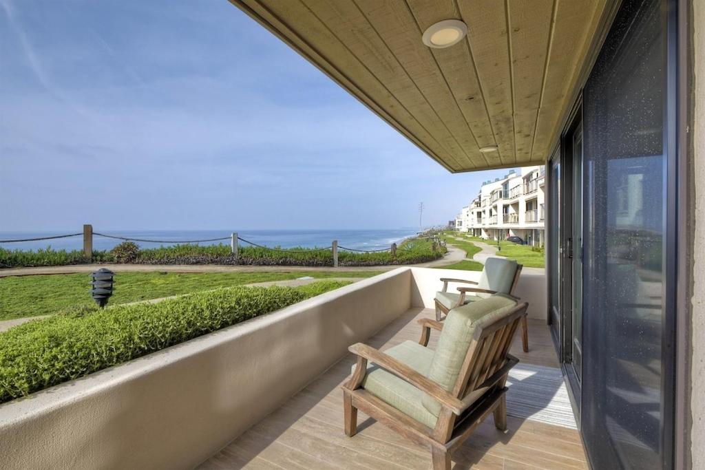 索拉纳海滩Oceanfront Luxury, Fully Remodeled, Five-Star的阳台配有椅子,享有海景