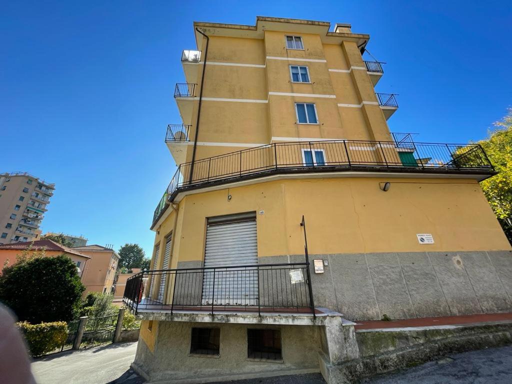 热那亚Zena的黄色的建筑,旁边设有阳台